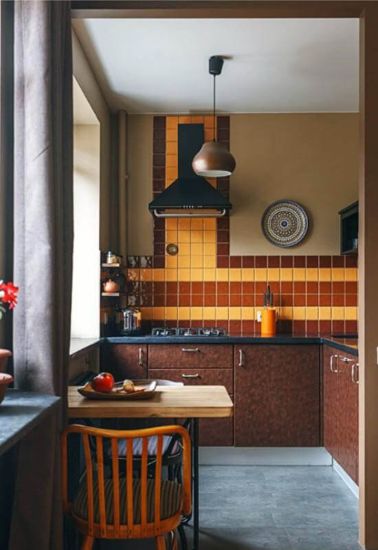 Фартух на кухні в області витяжки