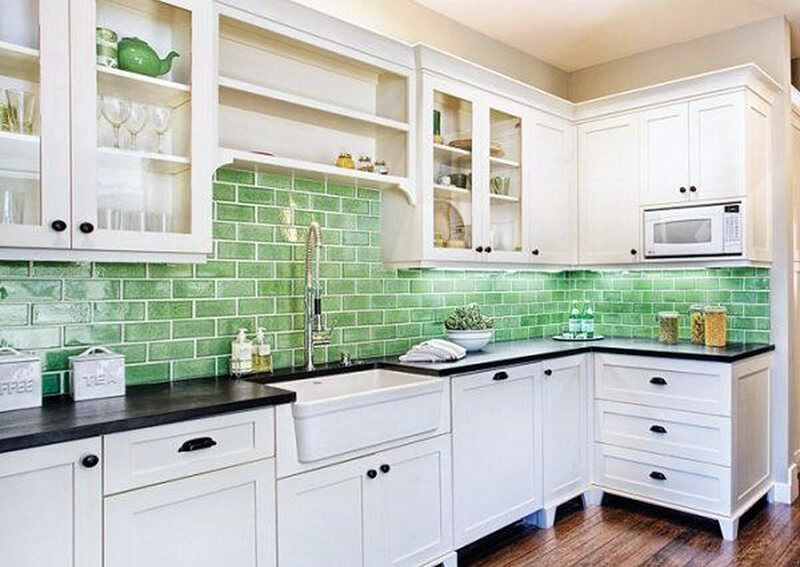 Фартух з зеленими відтінками для світлої кухні