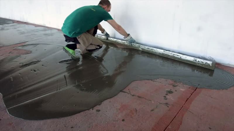 Фінішне вирівнювання підлоги плитковим клеєм