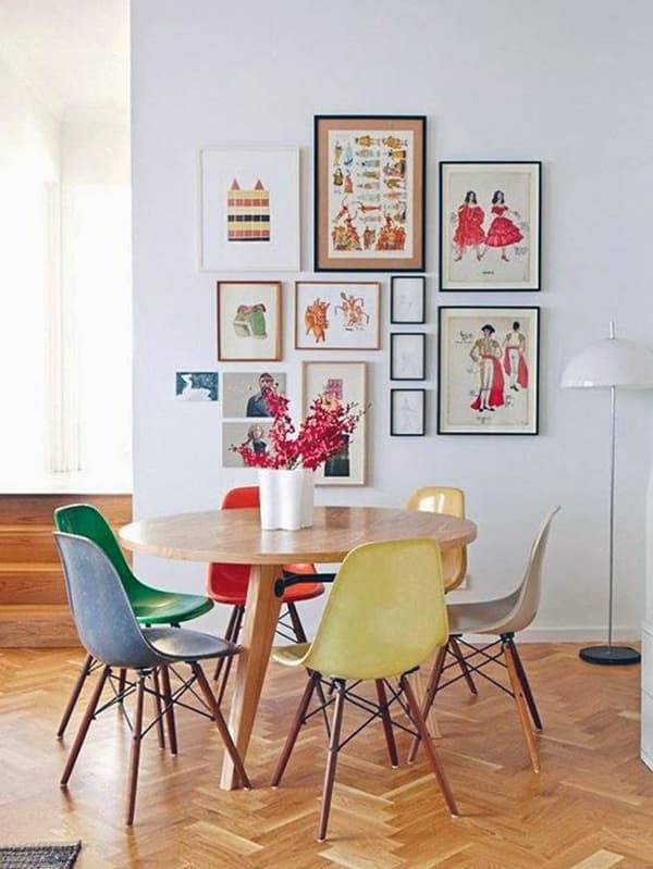 Використання картин різного розміру для оформлення кімнати