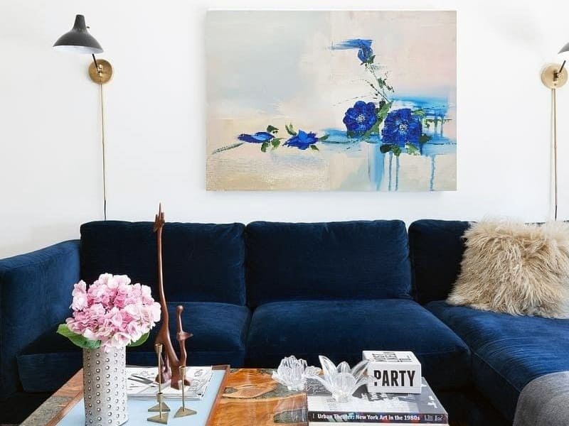 Використання картин з синіми відтінками для оформлення кімнати