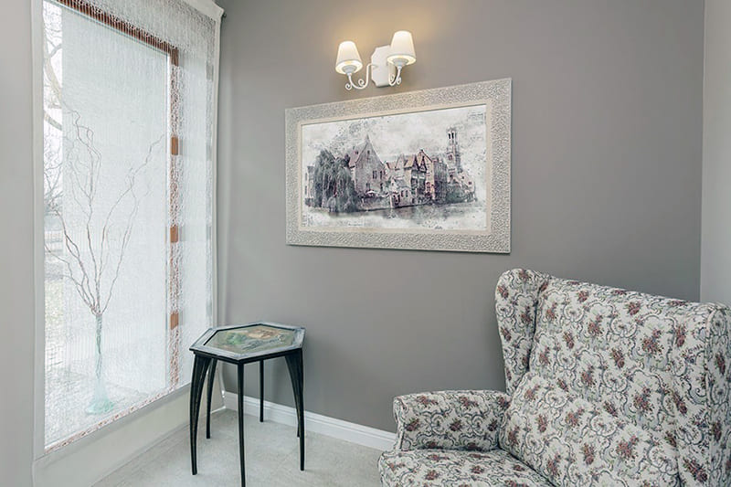 Картина з пейзажем в інтер'єрі кімнати