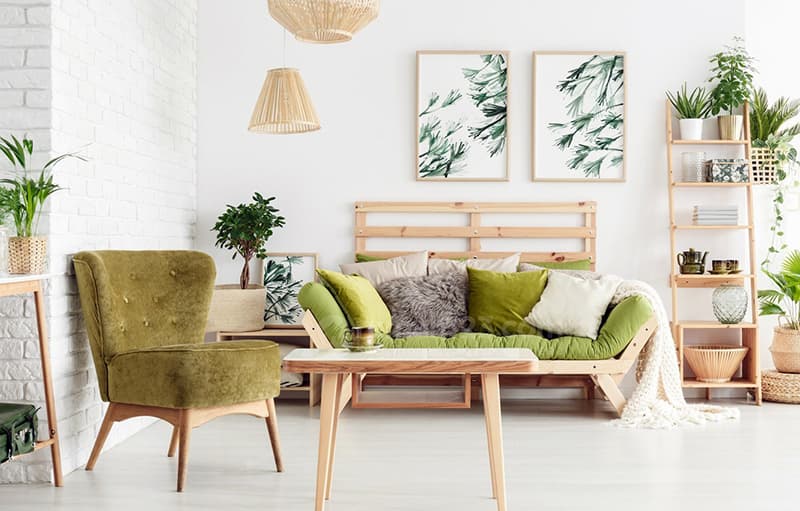 Картина в зеленых тонах в интерьере комнаты