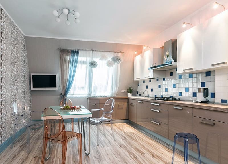 Кухня со стенами бежевого цвета