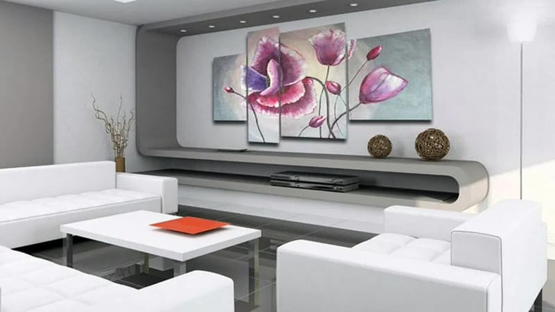 Модернистские картины в интерьере комнаты