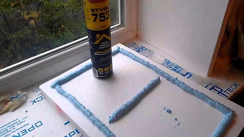 Процес нанесення клею на пінопласт для монтажу укосів