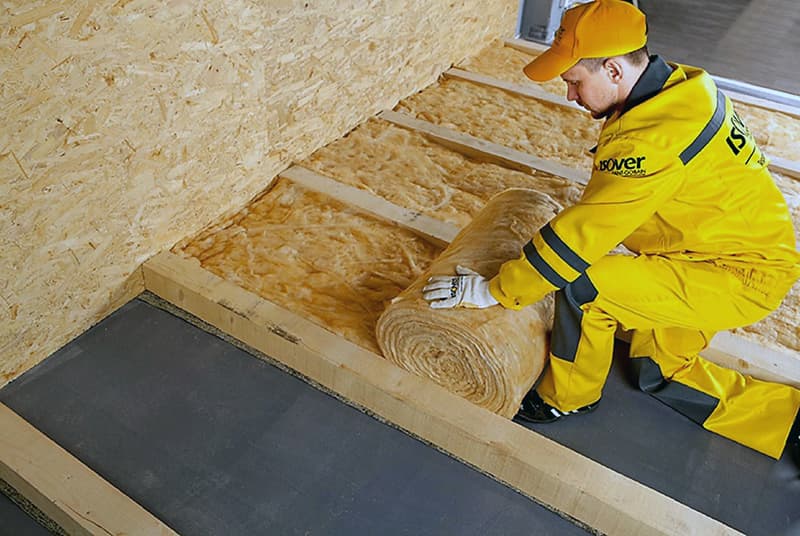 Процес укладання мінеральної вати на підлогу