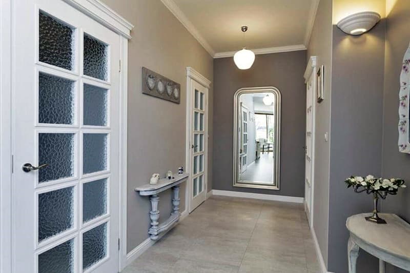 Стіни вітальні в яскравих тонах