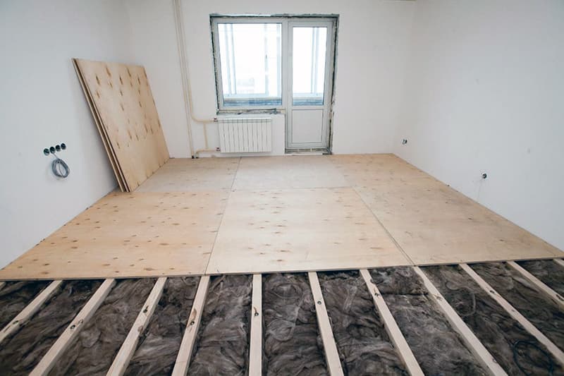 Укладання фанери на лаги для вирівнювання підлоги