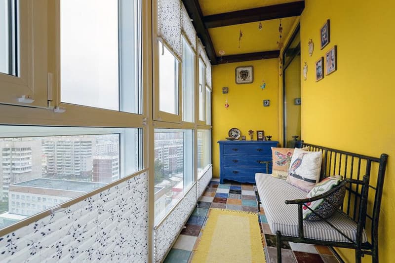 Яскравий колір стін на балконі