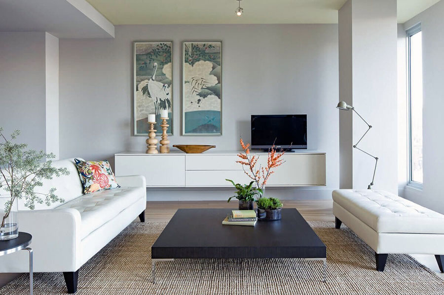 Дизайн інтер'єру вітальні з декором на стінах