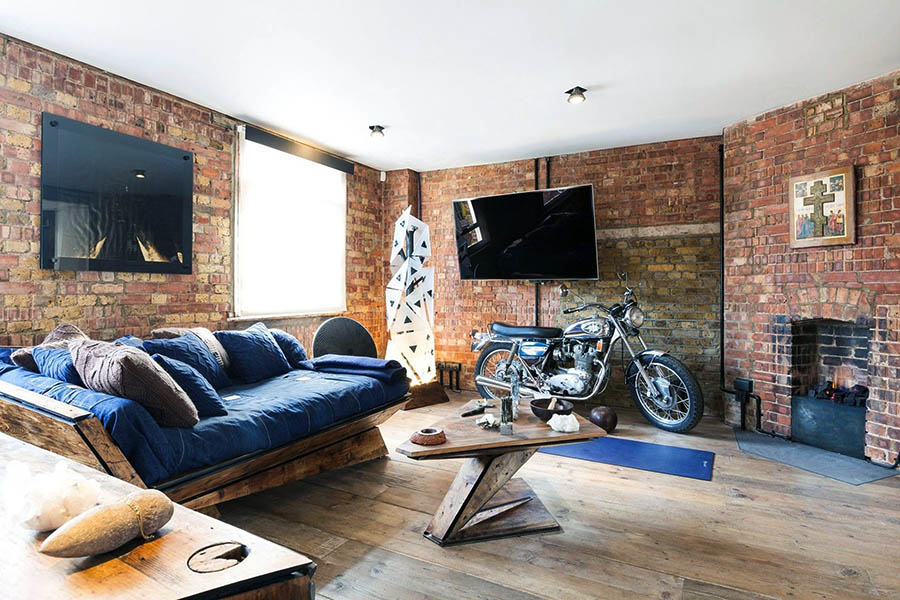 Вітальня в стилі лофт із цегляними стінками