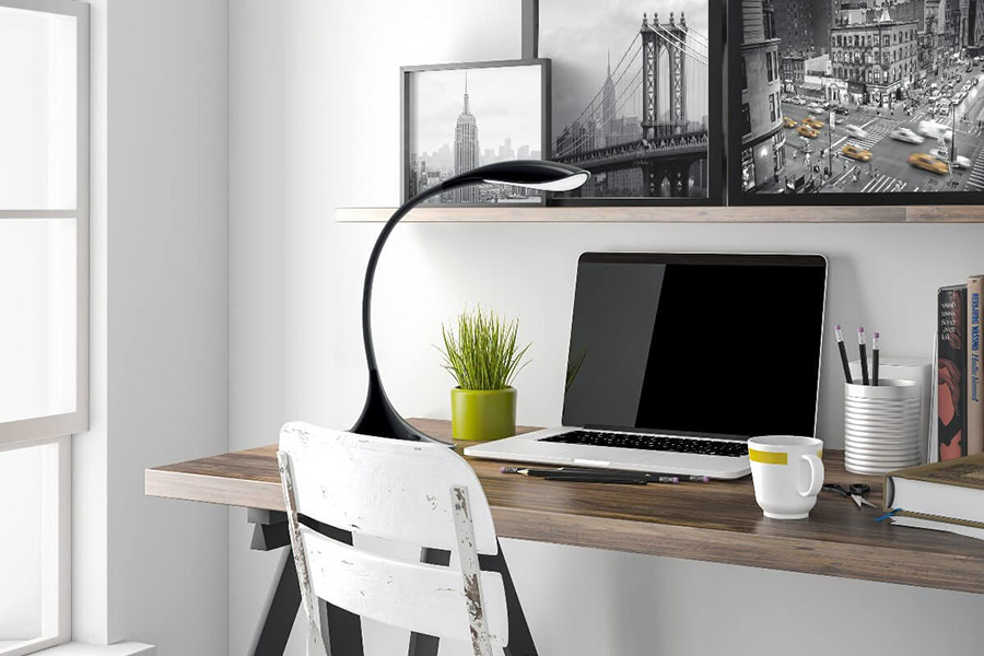 Сучасний дизайн вітальні з яскравими лампами