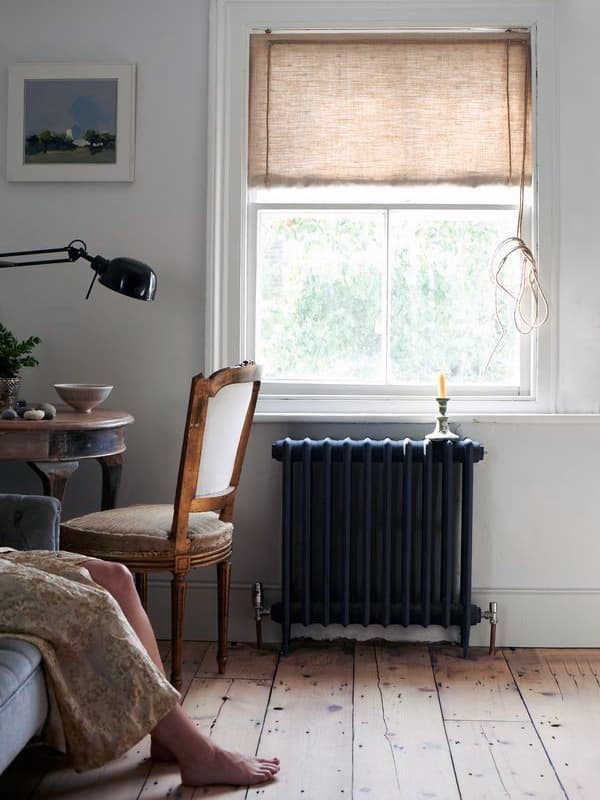 Чугунная батарея в дизайне комнаты