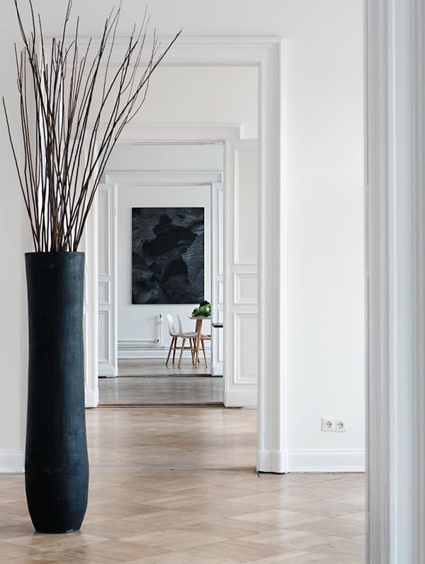 Декоративна ваза з квітами в якості декору