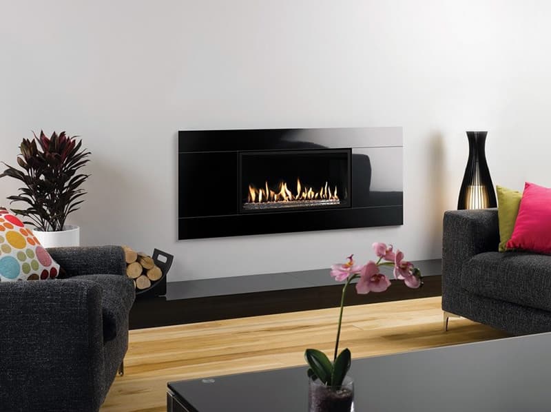 Подвесной электрокамин в комнате