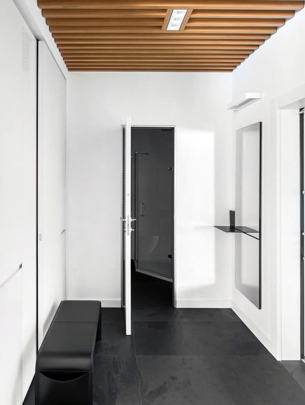 Приміщення з мінімалістичним дизайном