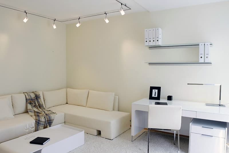 Приклад освітлення в кімнаті з мінімалізмом