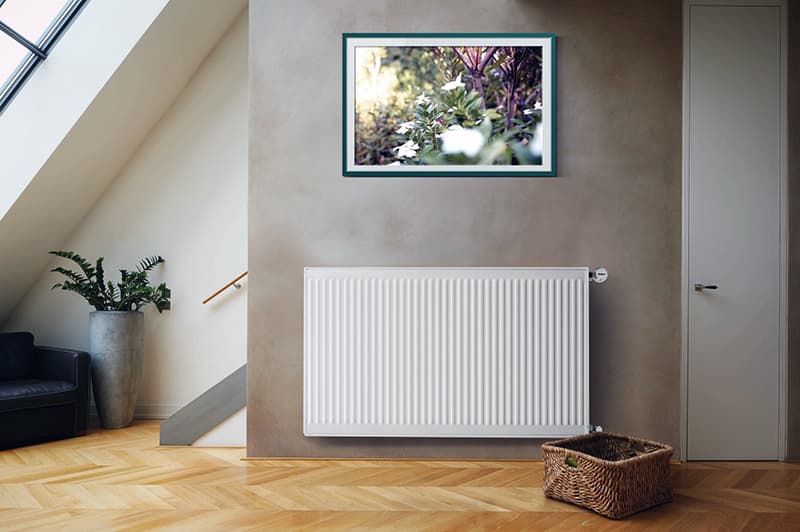 Сталевий радіатор в інтер'єрі кімнати