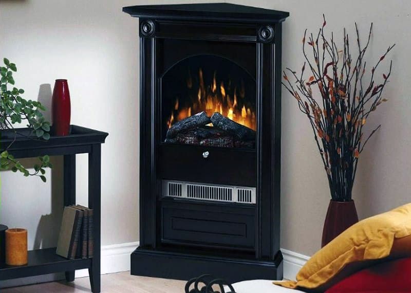 Кутовий електричний камін в інтер'єрі кімнати