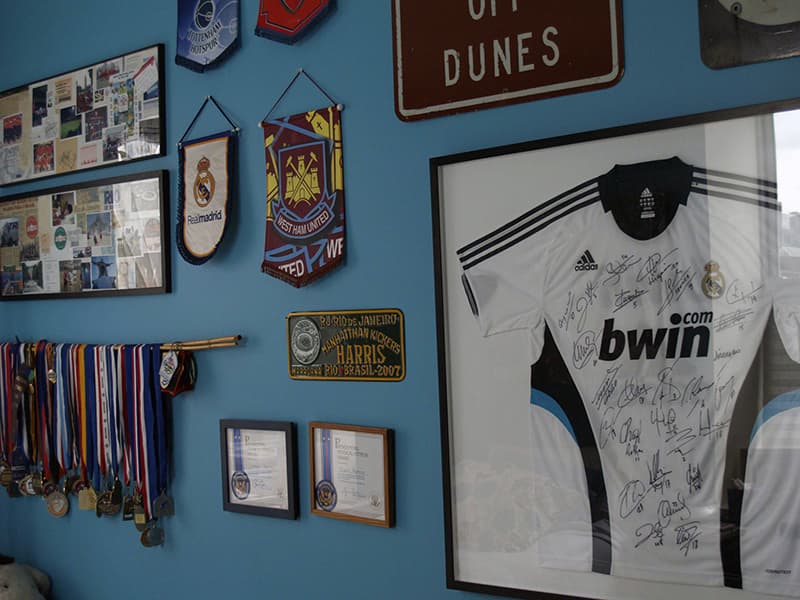 Прикраса стіни кімнати особистими речами