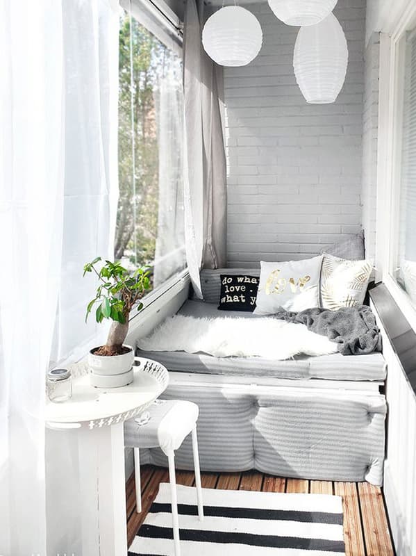 Большой балкон с интерьером в скандинавском стиле