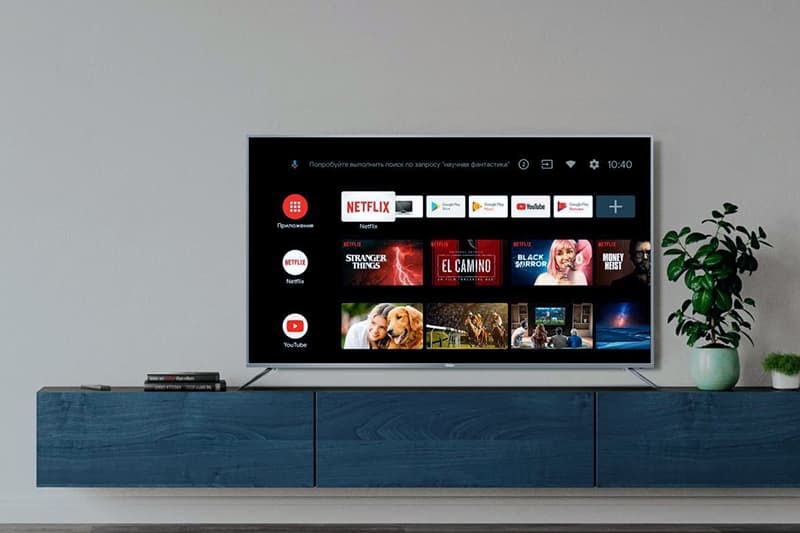 Великий телевізор Haier в інтер'єрі кімнати