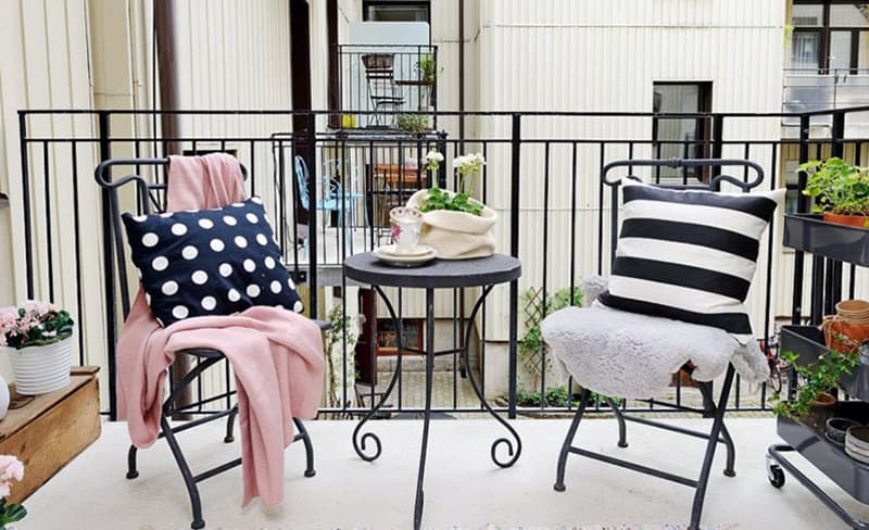 Декор зони відпочинку на відкритій лоджії