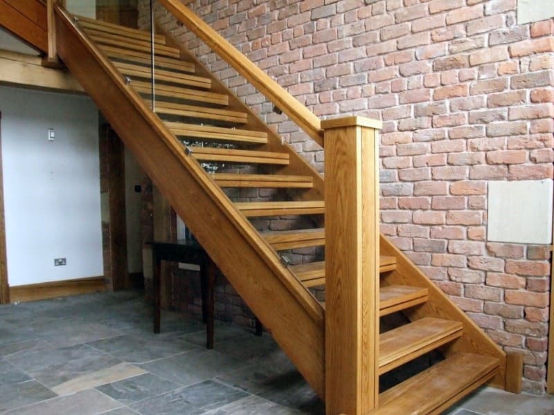 Дерев'яні сходи тятива