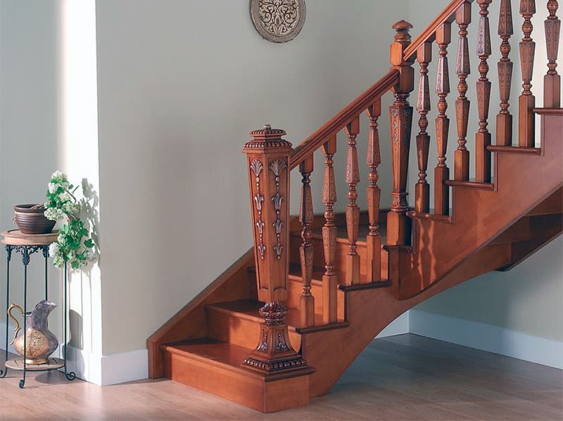 Дерев'яні сходи в будинку