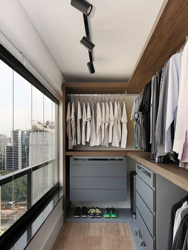 Дизайн кімнати для одягу на лоджії