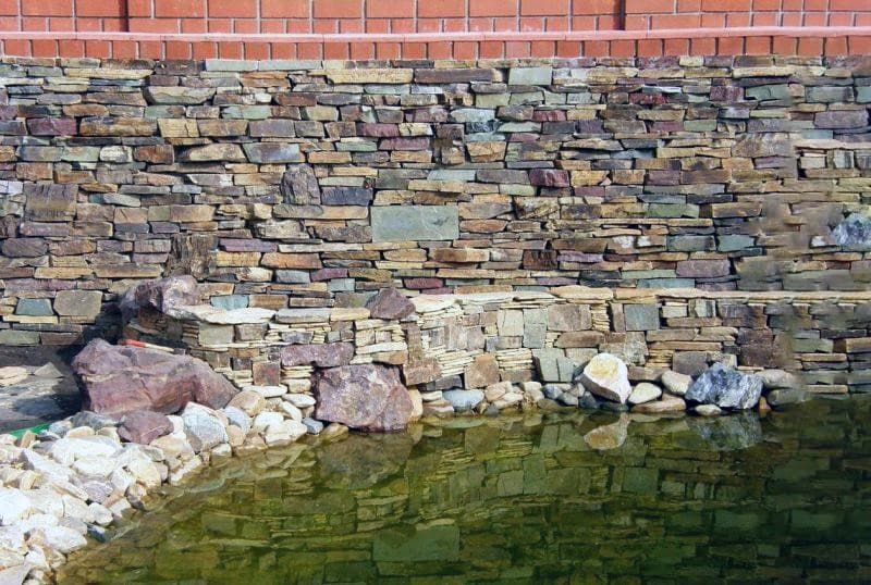 Хаотична кладка каменів при зведенні забору