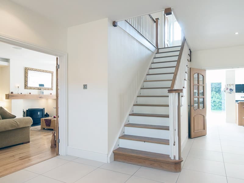 Классическая лестница в дизайне интерьера