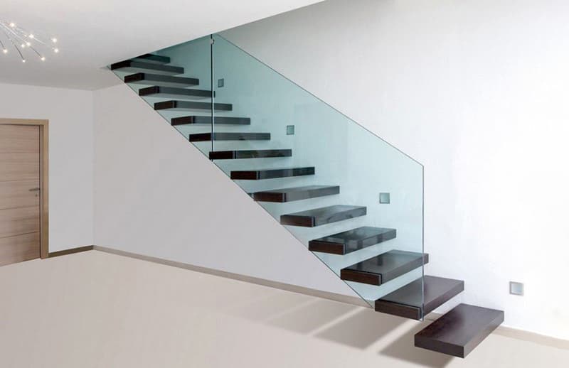 Консольні сходи в будинку