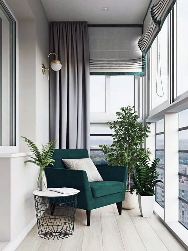 Лаконічний інтер'єр лоджії з панорамними вікнами