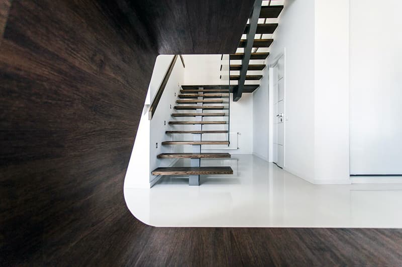 Сходи в формі літери П в дизайні інтер'єру