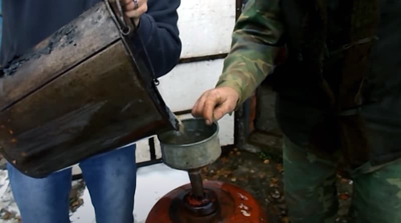 Очищення балона нової буржуйки водою