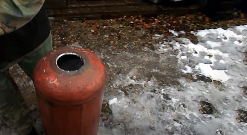 Відрізання зазначених ділянок балона болгаркою