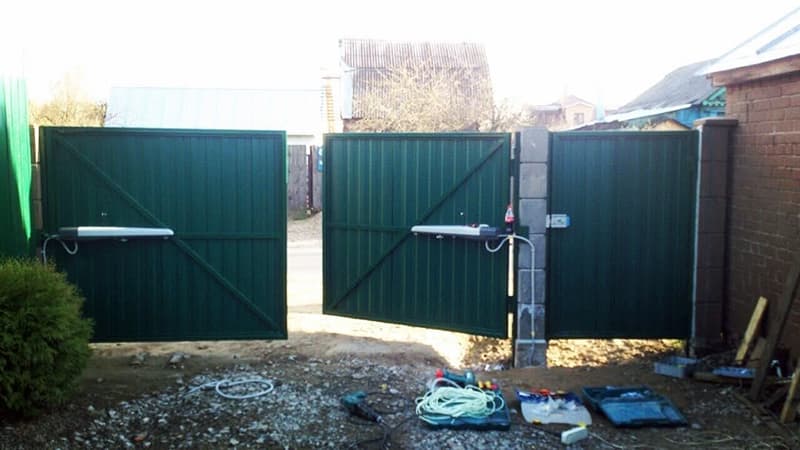 Пример автоматических ворот из профнастила