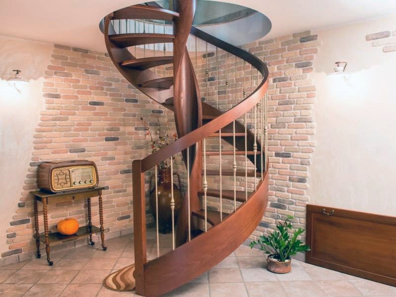 Приклад компактних гвинтових сходів