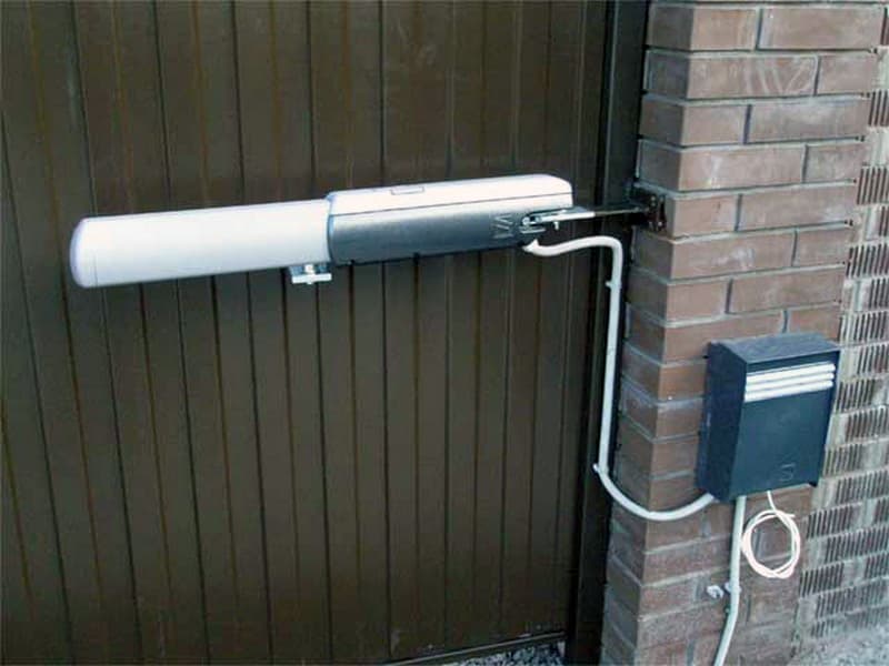 Привод для автоматических распашных ворот из профнастила