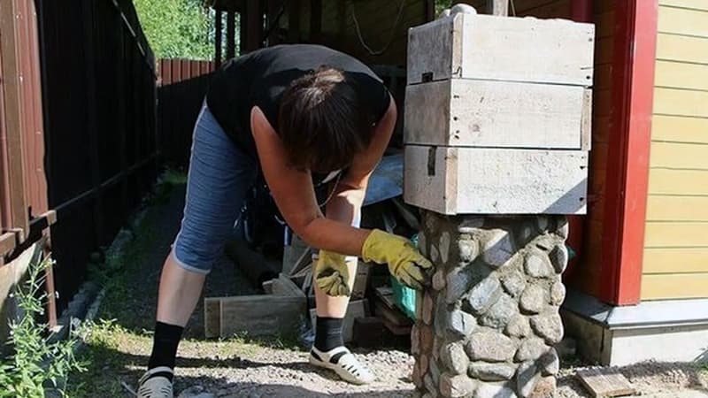 Процес застигання рівнів паркану з каменю