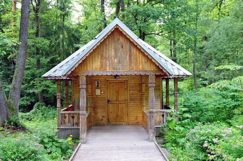 Саморобна лазня серед дерев