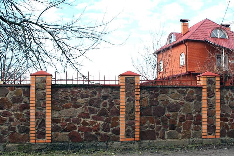 Зробити паркан з каменю самостійно