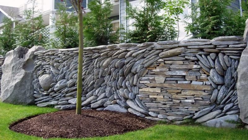 Створення композицій на паркані з каменю