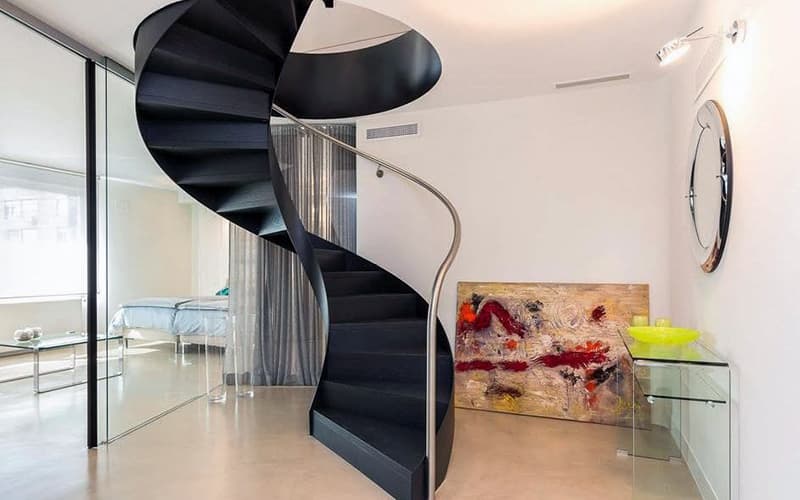 Спиральная лестница в интерьере