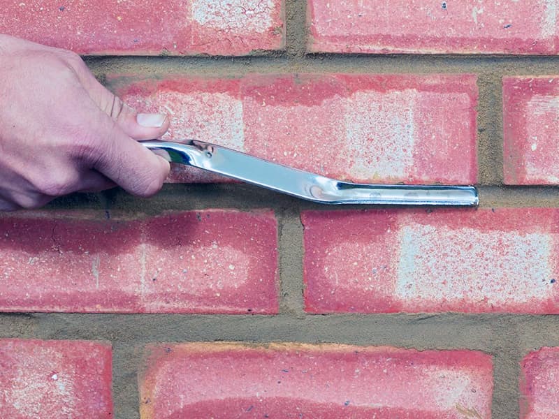 Видалення залишків матеріалу після зведення стіни з каменю