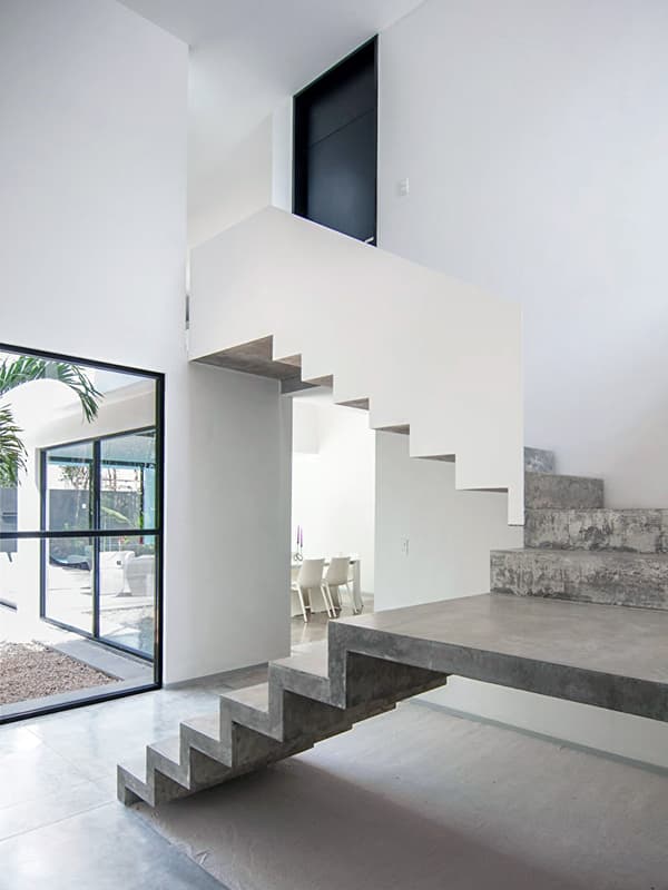 Кутові сходи з бетону в будинку