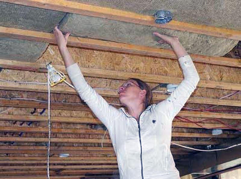 Укладка утеплителя для потолка бани