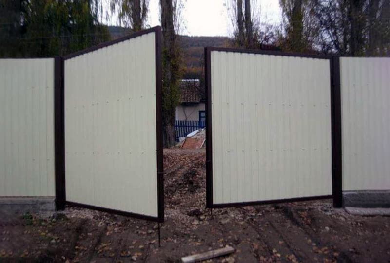 Зовнішній вигляд воріт з профнастилу